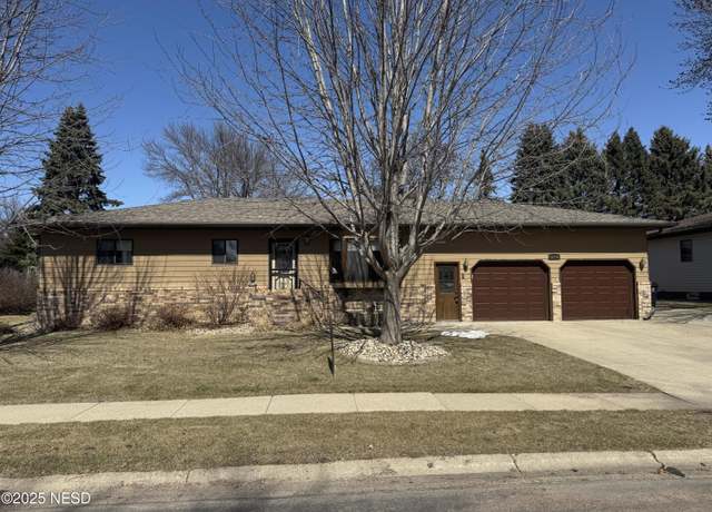 Property at 1705 6th Ave NE, Watertown, SD 57201, 4 beds, 3.5 baths