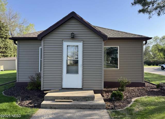 Property at 1400 E Kemp Ave, Watertown, SD 57201, 2 beds, 1.5 baths