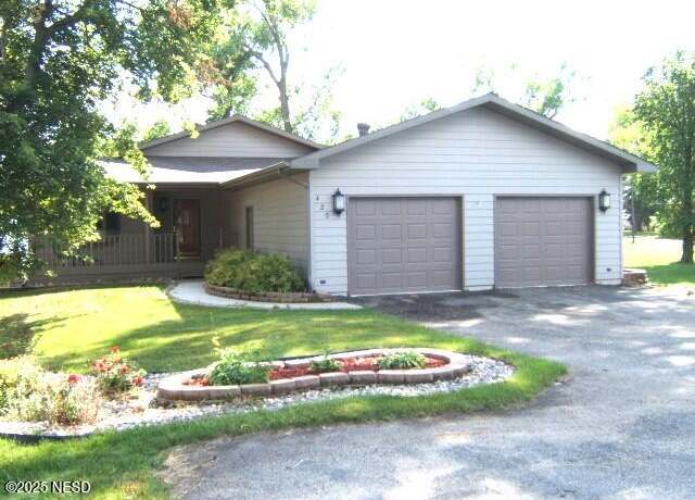 Property at 420 N Lake Dr, Watertown, SD 57201, 3 beds, 3 baths