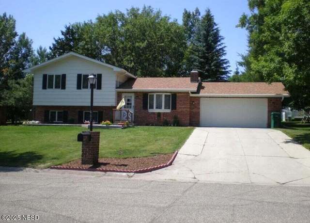 Property at 405 18th St NE, Watertown, SD 57201, 3 beds, 2 baths