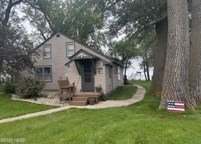 Property at 800 N Lake Dr, Watertown, SD 57201, 2 beds, 1 bath