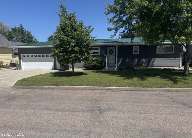 Property at 408 6th St NE, Watertown, SD 57201, 6 beds, 2 baths