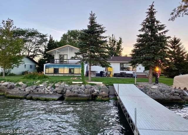 Property at 818 N Lake Dr, Watertown, SD 57201, 3 beds, 3 baths