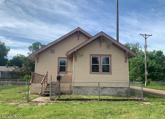 Property at 452 11th St SE, Huron, SD 57350, 2 beds, 1 bath