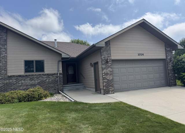 Property at 1014 37th St NW, Watertown, SD 57201, 4 beds, 3 baths
