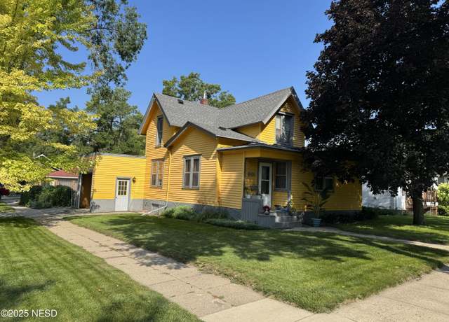 Property at 601 N Maple St, Watertown, SD 57201, 3 beds, 1.5 baths