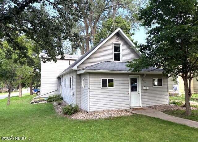 Property at 620 N Park St, Watertown, SD 57201, 5 beds, 2 baths