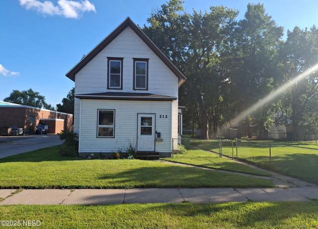 Property at 212 1st Ave SE, Watertown, SD 57201, 3 beds, 1.5 baths