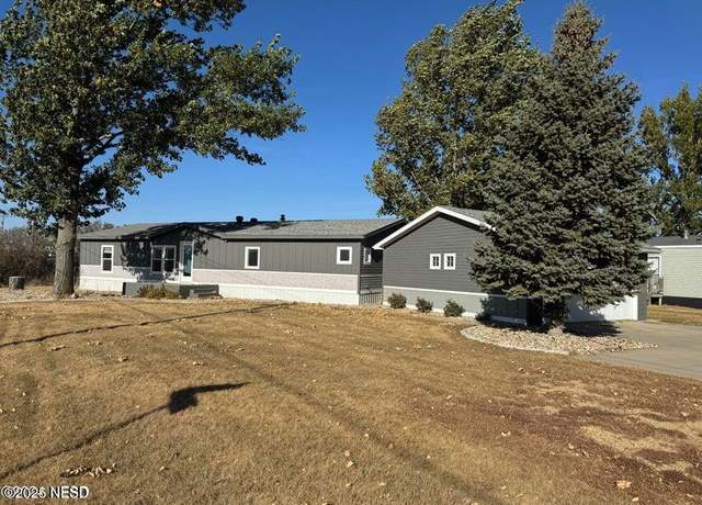 Property at 1905 2nd St SW, Watertown, SD 57201, 3 beds, 3 baths