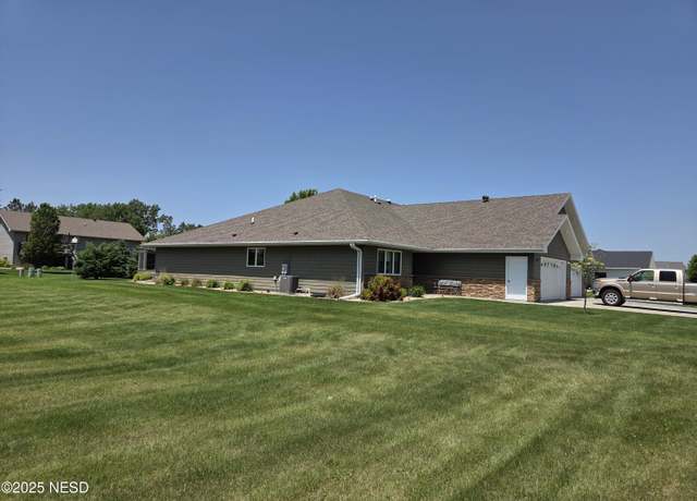 Property at 1009 36th St NW, Watertown, SD 57201, 3 beds, 2 baths
