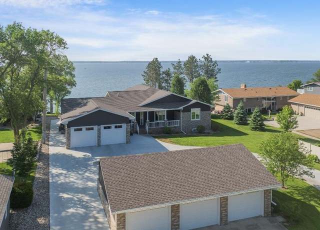 Property at 620 N Lake Dr, Watertown, SD 57201, 4 beds, 3.5 baths