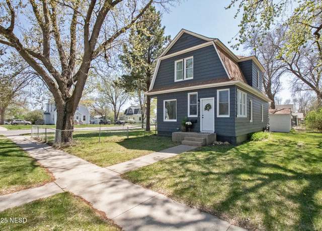 Property at 820 E Kemp Ave, Watertown, SD 57201, 3 beds, 2 baths