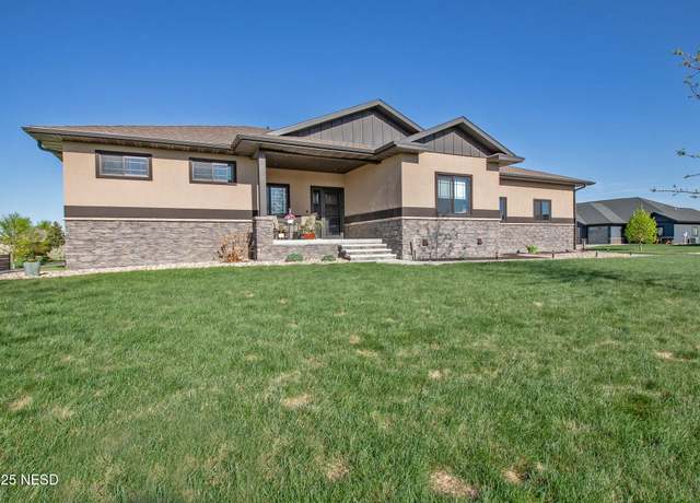Property at 2226 Palisades Ln, Watertown, SD 57201, 4 beds, 3 baths