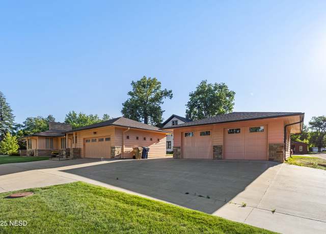 Property at 25 10th Ave NE, Watertown, SD 57201, 4 beds, 3 baths
