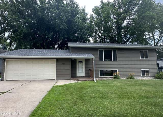 Property at 929 8th Ave NE, Watertown, SD 57201, 4 beds, 2 baths