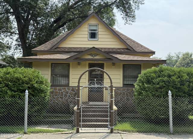 Property at 224 5th Ave SW, Watertown, SD 57201, 3 beds, 2 baths