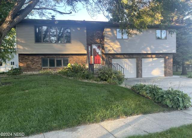 Property at 10 Dart Dr, Watertown, SD 57201, 4 beds, 3 baths