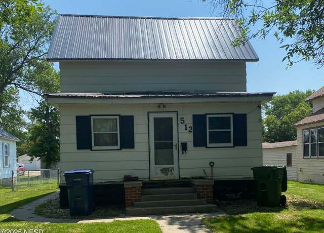 Property at 512 S Broadway St, Watertown, SD 57201, 3 beds, 1.5 baths