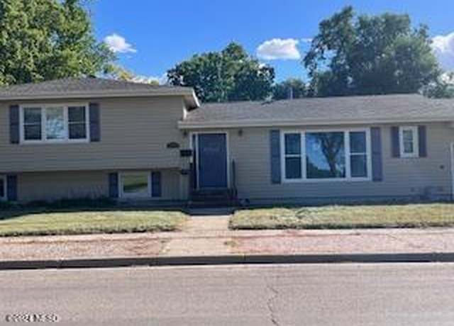 Property at 823 N Arch St, Aberdeen, SD 57401, 3 beds, 3 baths
