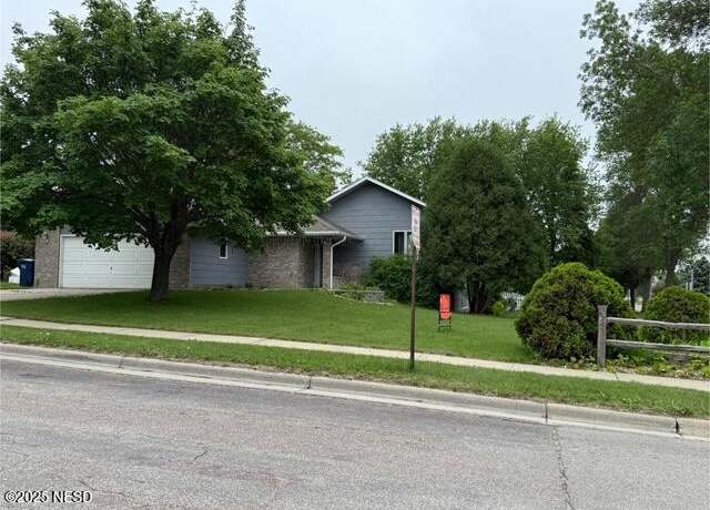 Property at 1104 10 Ave NE, Watertown, SD 57201, 4 beds, 2 baths