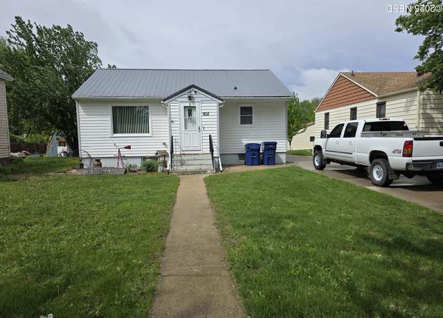 Property at 905 E Kemp Ave, Watertown, SD 57201, 3 beds, 2 baths