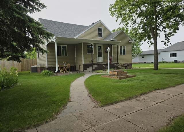 Property at 516 8th St SE, Watertown, SD 57201, 3 beds, 1 bath