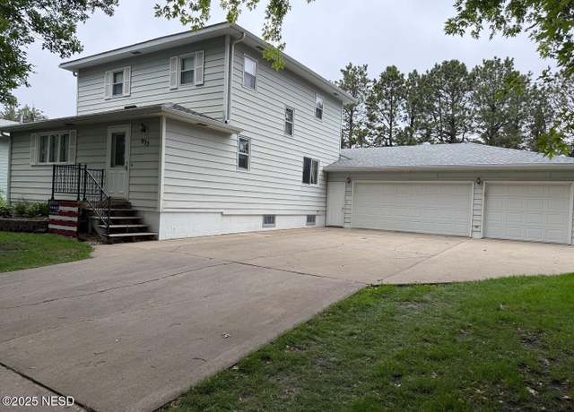Property at 935 9 Ave NE, Watertown, SD 57201, 5 beds, 2.5 baths