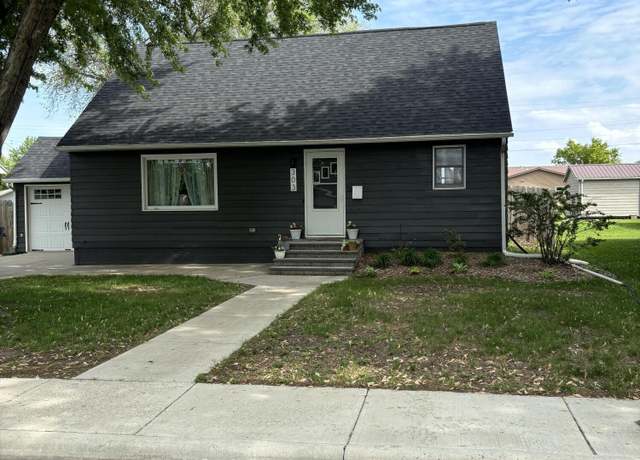 Property at 303 W 7th Ave, Milbank, SD 57252, 3 beds, 1 bath