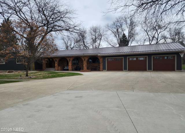 Property at 4545 Golf Course Rd, Watertown, SD 57201, 4 beds, 3.5 baths