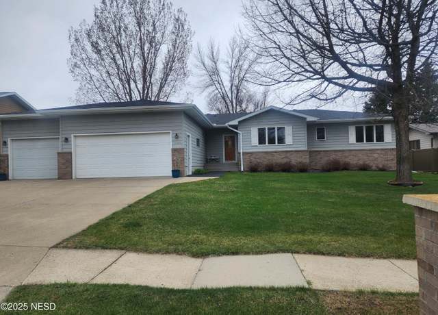 Property at 1706 8th Ave NE, Watertown, SD 57201, 4 beds, 3.5 baths