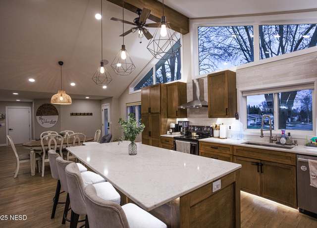 Property at 170 15th St NE, Watertown, SD 57201, 4 beds, 3.5 baths