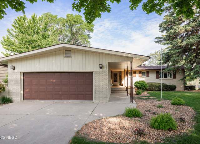 Property at 1333 Crestview Dr, Watertown, SD 57201, 6 beds, 2.5 baths