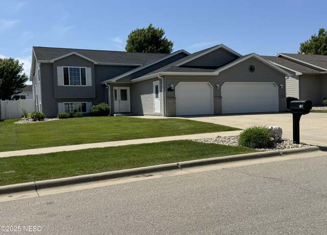 Property at 1817 8th St NE, Watertown, SD 57201, 4 beds, 3 baths