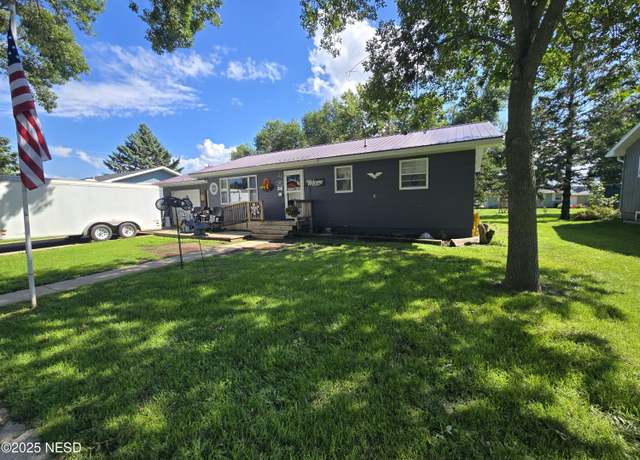 Property at 1814 Country Ave, Watertown, SD 57201, 4 beds, 2 baths