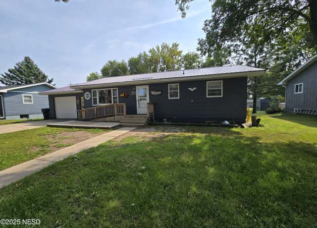 Property at 1814 Country Ave, Watertown, SD 57201, 4 beds, 2 baths