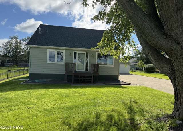 Property at 122 21st St NW, Watertown, SD 57201, 4 beds, 2.5 baths