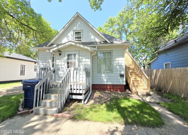 Property at 721 E Kemp Ave, Watertown, SD 57201, 3 beds, 2.5 baths