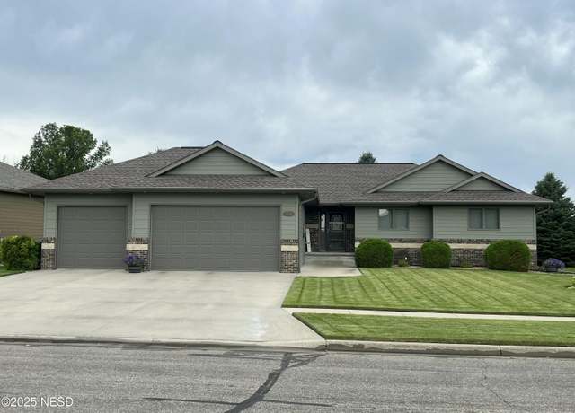 Property at 1329 16th St NE, Watertown, SD 57201, 5 beds, 3 baths