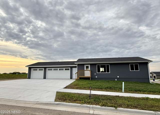 Property at 2709 1st Ave SW, Watertown, SD 57201, 4 beds, 2 baths