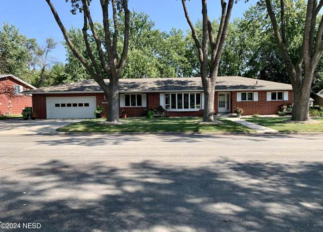 Property at 1224 Crestview Dr, Watertown, SD 57201, 4 beds, 3.5 baths