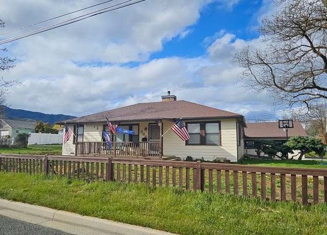 Property at 302 Lawrence Ln, Yreka, CA 96097, 3 beds, 2.5 baths
