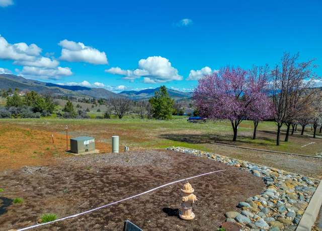 Property at 808 Maryhill Cir, Yreka, CA 96097