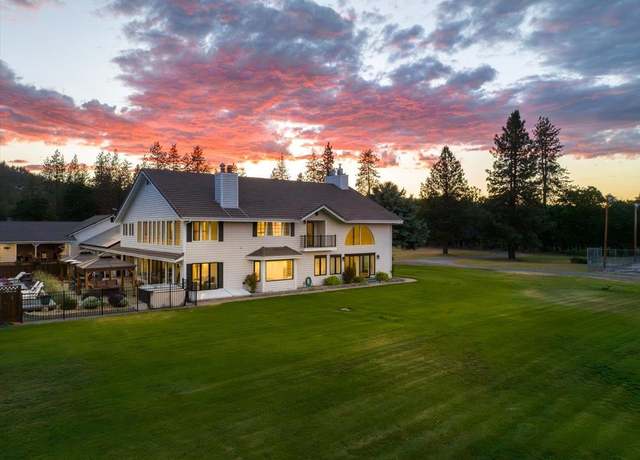 Property at 1121 Oak Valley Dr, Yreka, CA 96097, 4 beds, 4 baths
