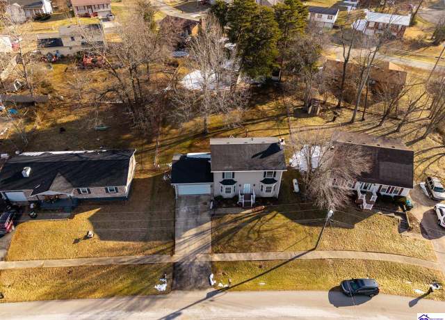 Property at 900 Timberwood Dr, Radcliff, KY 40160, 3 beds, 2.5 baths