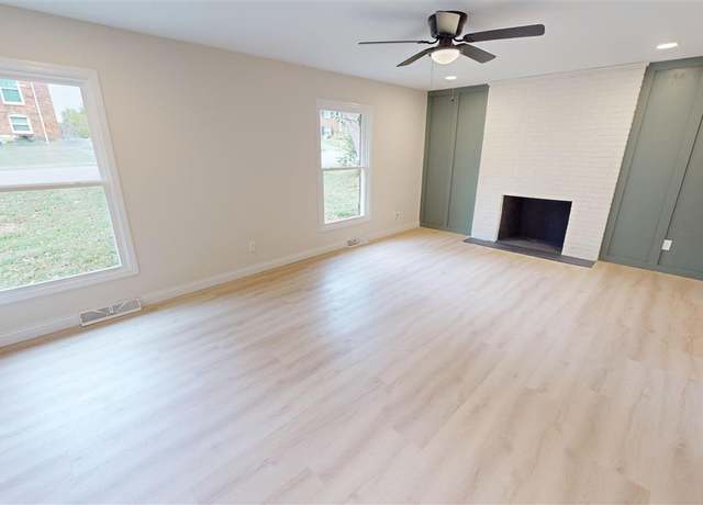 Property at 235 Oakwood Dr, Elizabethtown, KY 42701, 3 beds, 2.5 baths