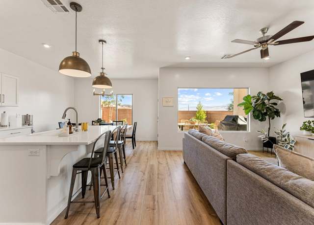Property at 1424 E White Hollow Ln, St George, UT 84790, 4 beds, 3 baths