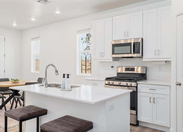 Property at 484 W Greenstone Pl #1011, St George, UT 84790, 3 beds, 3 baths