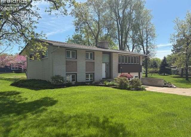 Property at 3737 N Karwood Dr, Port Clinton, OH 43452, 5 beds, 3 baths
