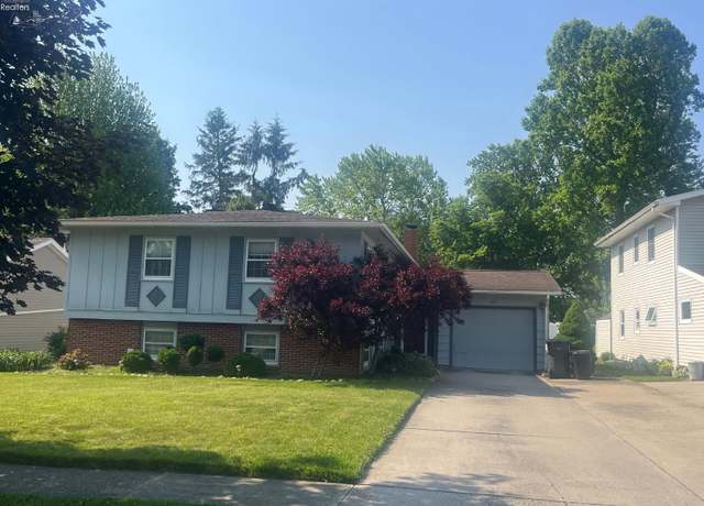 Property at 307 Pine Ct, Bellevue, OH 44811, 4 beds, 2 baths