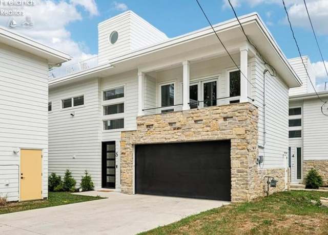 Property at 280 Buckeye Dr #5, Sheffield Lake, OH 44054, 2 beds, 2.5 baths